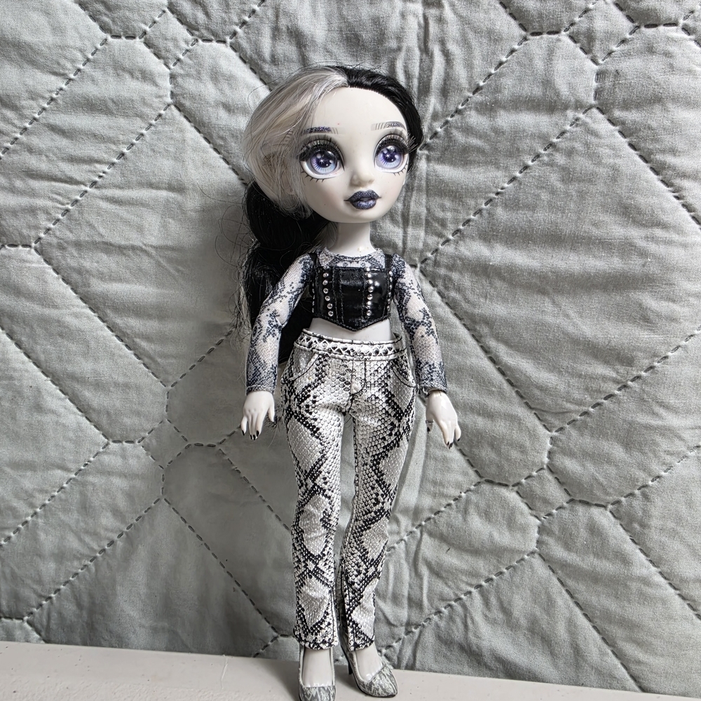 Rainbow High Shadow Series Heather Grayson Articulated Fashion Doll